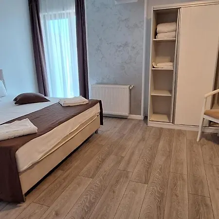 Mira & Penthouse Апартаменты *